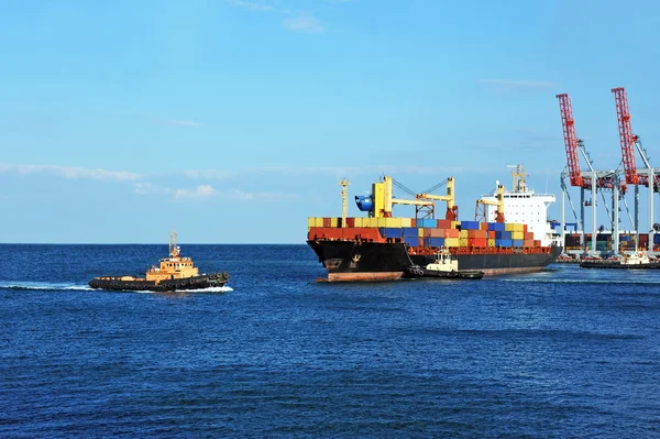 Bogserbåten medhjälpande container last fartyg — Stockfoto