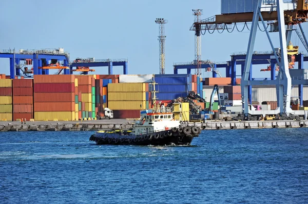 Stivă de containere și tugboat — Fotografie, imagine de stoc