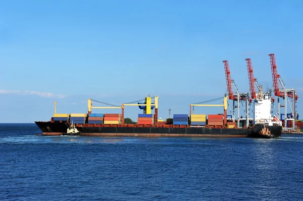 Tugboat assisting container cargo ship — Stock Photo, Image