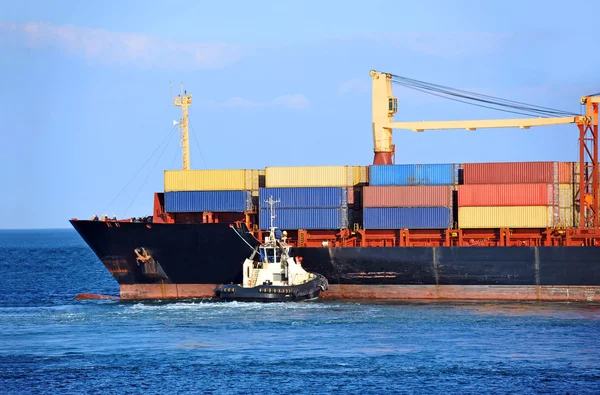 Schlepper unterstützt Containerschiff — Stockfoto