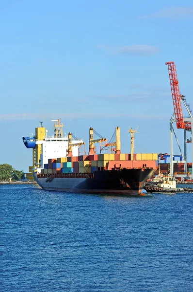 Rimorchiatore che assiste la nave da carico container — Foto Stock