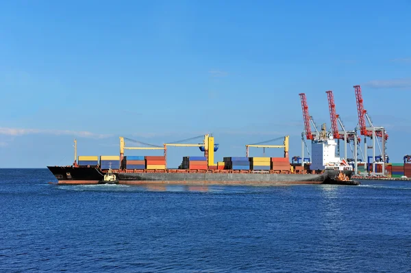 Schlepper unterstützt Containerschiff — Stockfoto