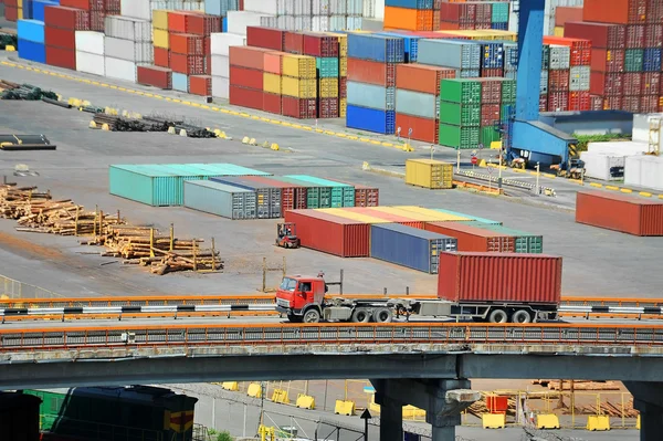 Frachtcontainer in Hafen und LKW — Stockfoto