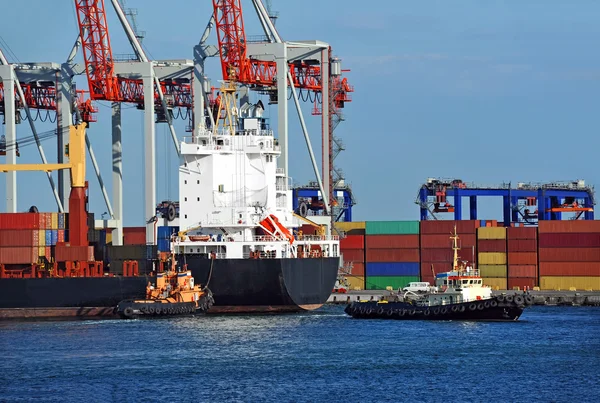 Bogserbåten medhjälpande container last fartyg — Stockfoto