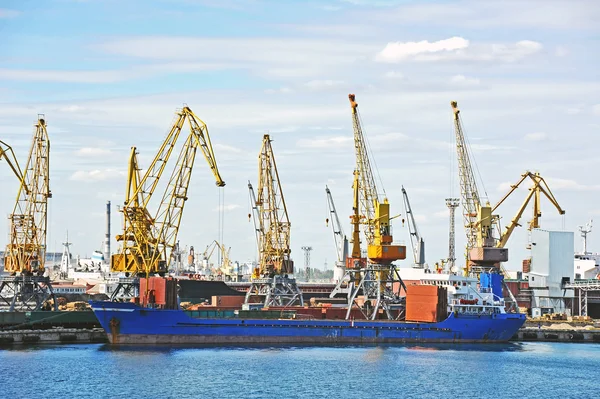 Bulk Cargo Schiff unter Hafenkran — Stockfoto