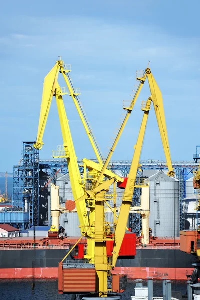 Bulk cargo ship under port crane — Stock Photo, Image