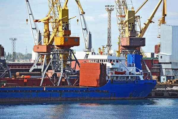 Nave da carico alla rinfusa sotto gru portuale — Foto Stock