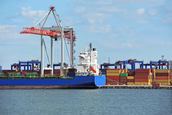 Cargo crane and ship — Stock Photo, Image