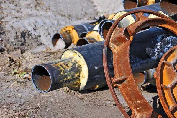 Tubo de acero oxidado con aislamiento térmico — Foto de Stock