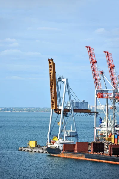 散货船在港口起重机下 — Stock fotografie