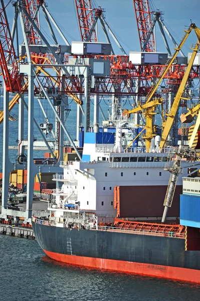 Gru da carico e nave — Foto Stock