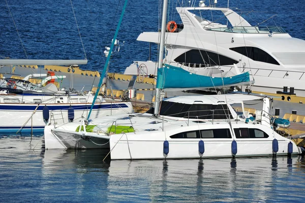 Trimaran yacht à moteur — Photo
