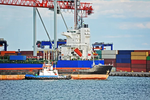 Buque remolcador asistiendo buque de carga de contenedores — Foto de Stock