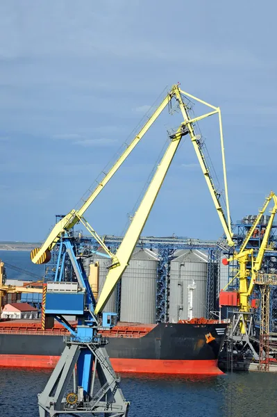 Bulk cargo ship under port crane — Stock Photo, Image