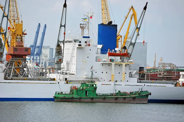 Bulk cargo and bunker ship — Stock Photo, Image