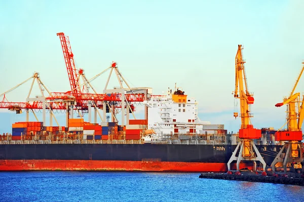 Lading kraan en schip — Stockfoto