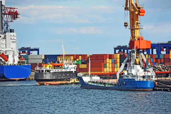 Cargo crane and ship — Stock Photo, Image