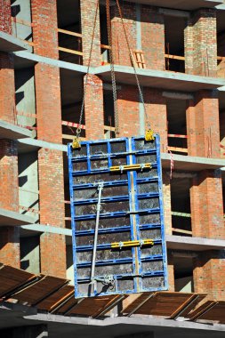 Beton kalıp ile vinç