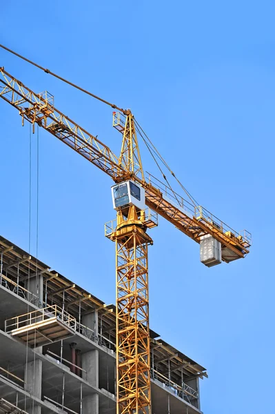 Guindaste e canteiro de obras — Fotografia de Stock