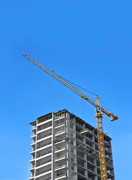 Guindaste e canteiro de obras — Fotografia de Stock