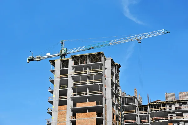 Guindaste e canteiro de obras — Fotografia de Stock