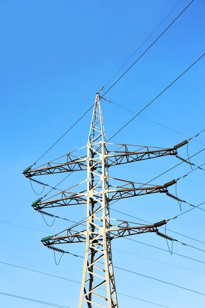 Linha elétrica de alta tensão — Fotografia de Stock