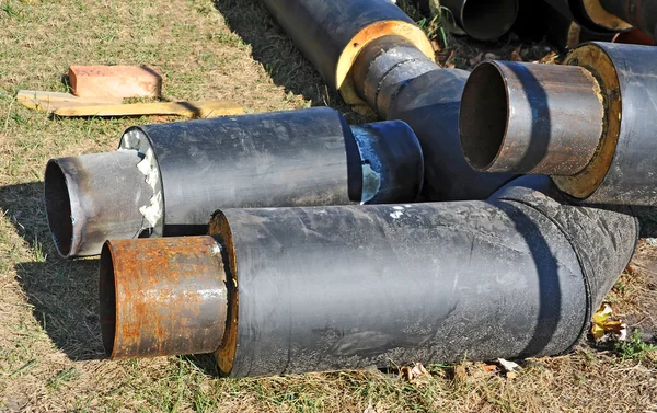 Tubo de acero oxidado con aislamiento térmico — Foto de Stock