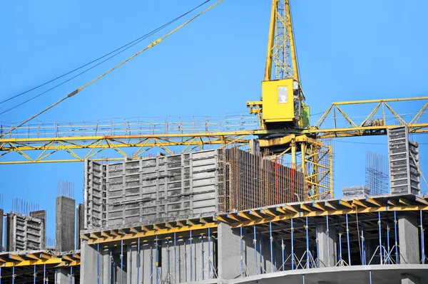 Guindaste e canteiro de obras — Fotografia de Stock