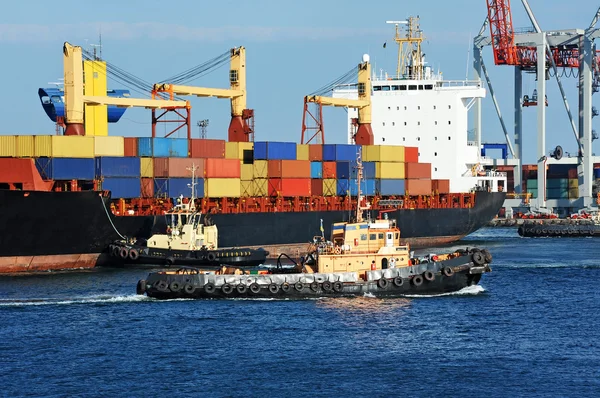 Tugboat assisting container cargo ship — Stock Photo, Image