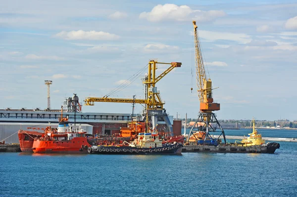 Bunker ship (fuel replenishment tanker) under port crane — Stock Photo, Image