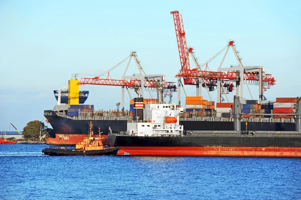 Buque remolcador asistiendo buque de carga de contenedores —  Fotos de Stock