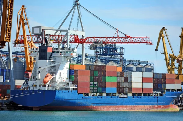 Cargo crane and ship — Stock Photo, Image