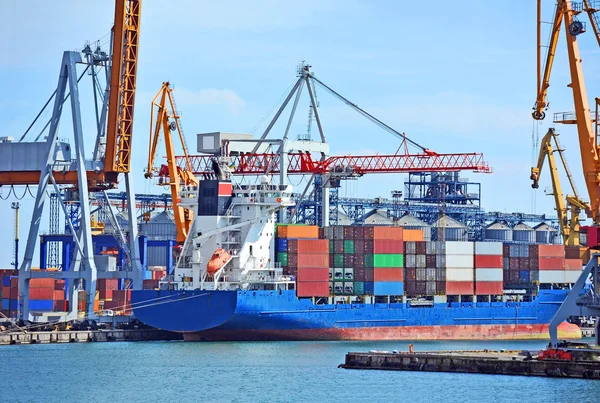 Lading kraan en schip — Stockfoto