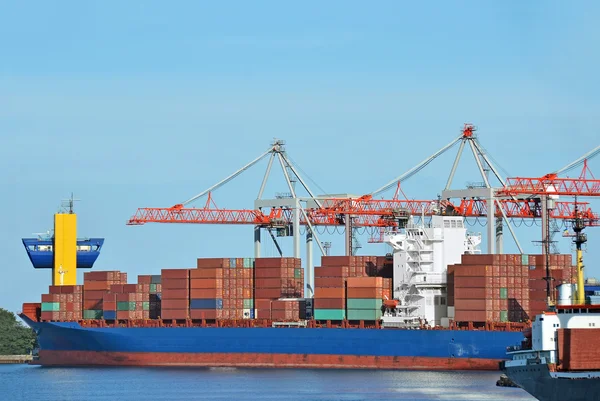 Lading kraan en schip — Stockfoto