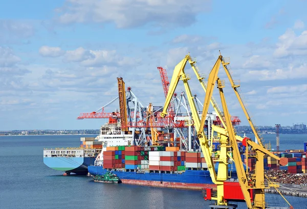 Lading kraan en schip — Stockfoto