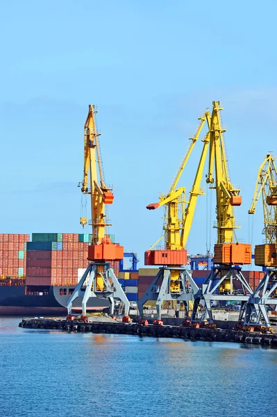 Lading kraan en schip — Stockfoto