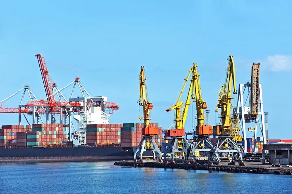 Lading kraan en schip Rechtenvrije Stockfoto's