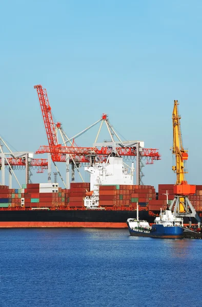 Lading kraan en schip — Stockfoto