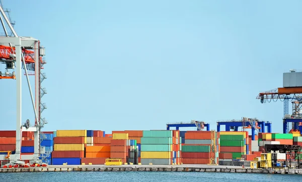 Gru da carico portuale e container — Foto Stock