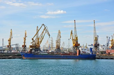 toplu yük gemisi liman vinç altında