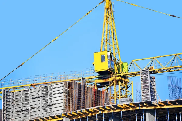 Guindaste e canteiro de obras — Fotografia de Stock