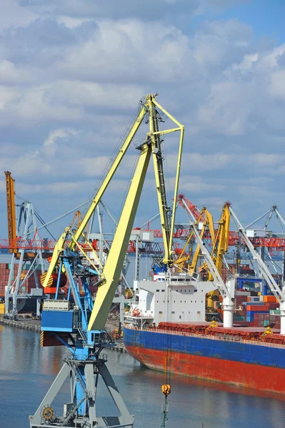 Bulk cargo ship under port crane — Stock Photo, Image