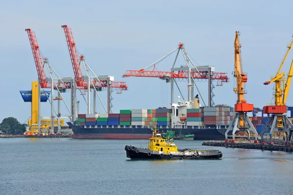 Bogserbåt och port last crane — Stockfoto