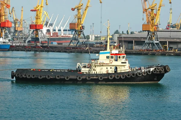 Remorqueur et grue à cargaison portuaire — Photo