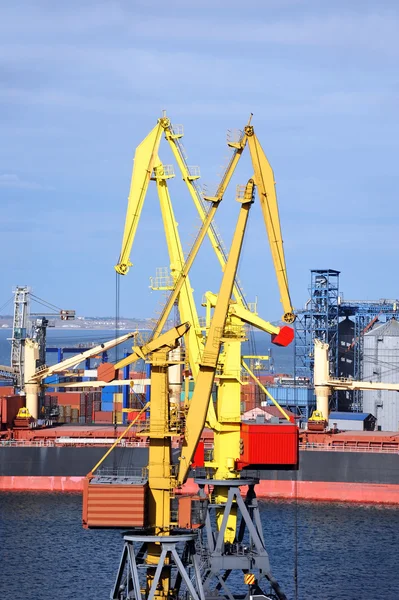 Bulk cargo ship under port crane — Stock Photo, Image