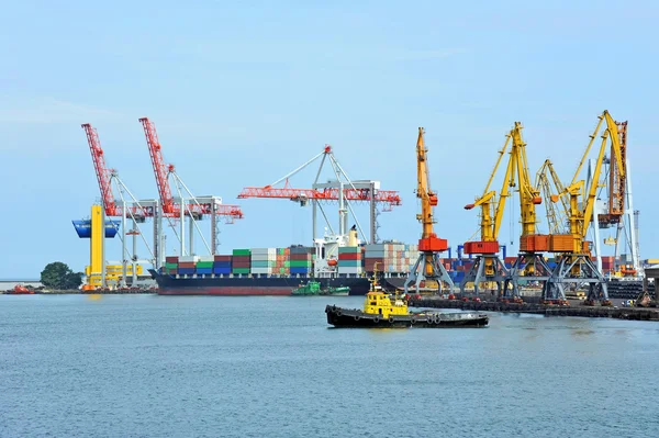 Cargo crane and ship — Stock Photo, Image