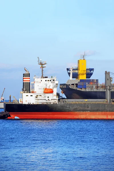 Schlepper unterstützt Massengutfrachter — Stockfoto