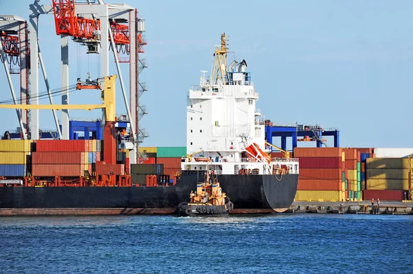 Buque remolcador asistiendo buque de carga de contenedores — Foto de Stock