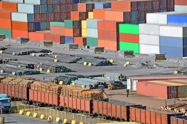Container, timmerhout, pijp en trein in de haven — Stockfoto