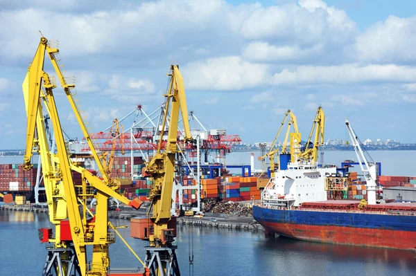 Bulk cargo ship under port crane — Stock Photo, Image